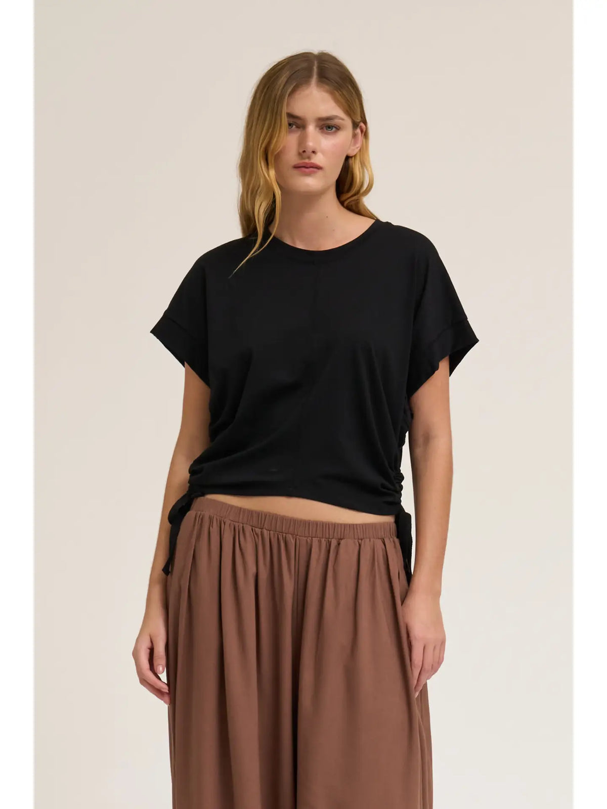 JULIET SIDE SCRUNCH TEE
