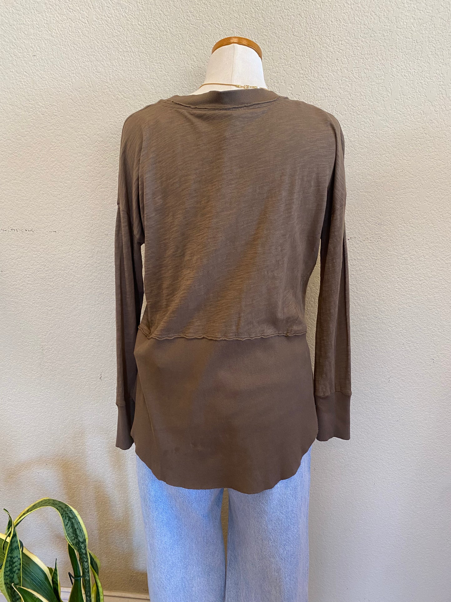 DELLA LONG SLEEVE TEE