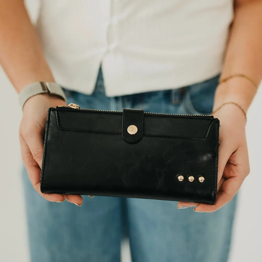 ESSENTIALS CARRYALL WALLET